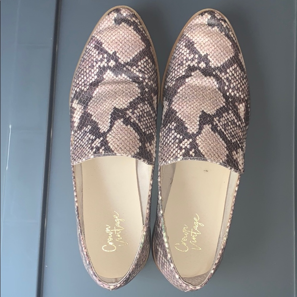 Crown vintage snakeskin loafers 🤍